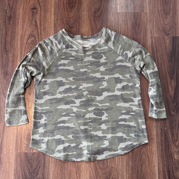 peace & pearls Tops - Peace & Pearls Camo Waffle Knit Thermal Top size XL
